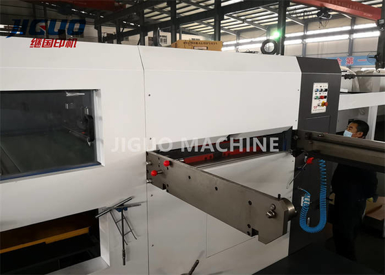 Máquina cortando da caixa e vincando semiautomática